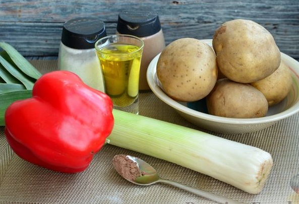 Stewed Potatoes with Leeks and Bell Peppers step 1
