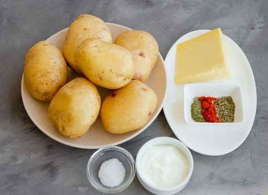 Baked Potatoes with Sour Cream and Cheese step 1
