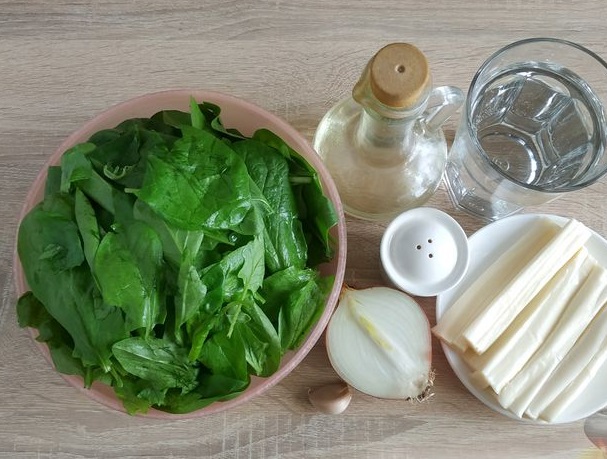 Fried Spinach with Suluguni step 1