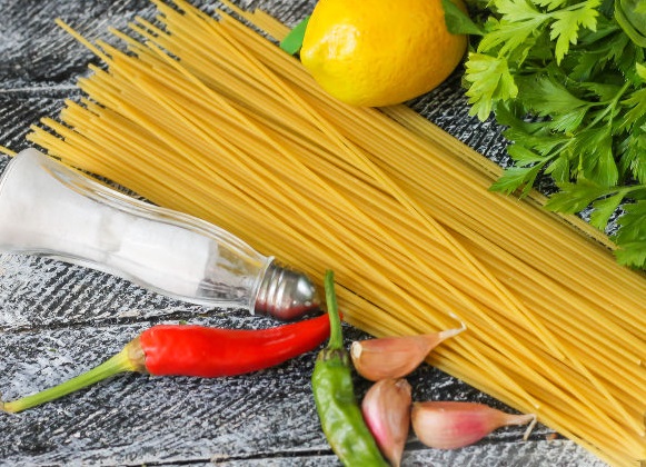 Spaghetti with Chili and Garlic step 1