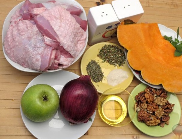 Turkey Baked with Pumpkin and Apples step 1