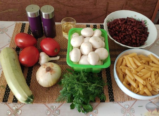 Pasta with Mushrooms, Beans and Zucchini in Tomato Sauce step 1
