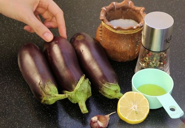 Eggplant in Lemon-Honey Sauce with Garlic step 1