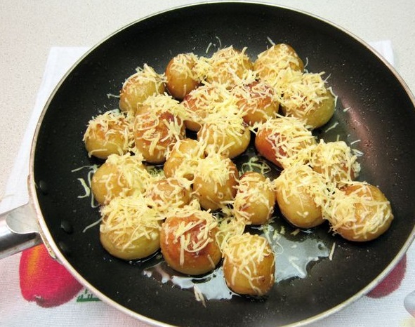 Fried Young Potatoes with Cheese step 8