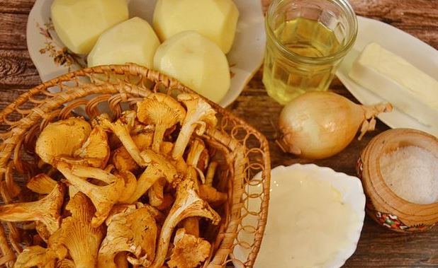 Fried Chanterelles in Potato “Baskets” step 1