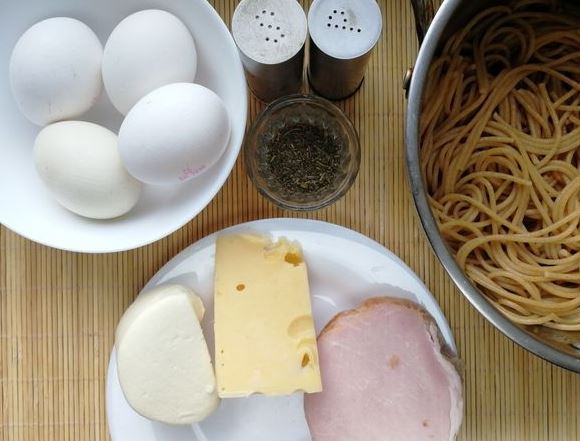 Frittata with Macaroni, Cheese and Smoked Meats step 1