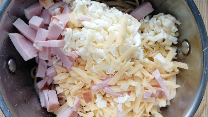 Frittata with Macaroni, Cheese and Smoked Meats step 2