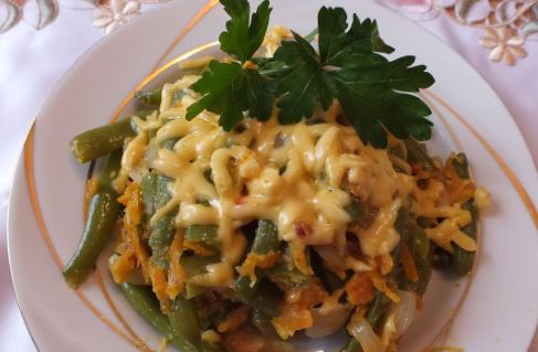 Green Beans Baked with Feta Cheese and Sour Cream