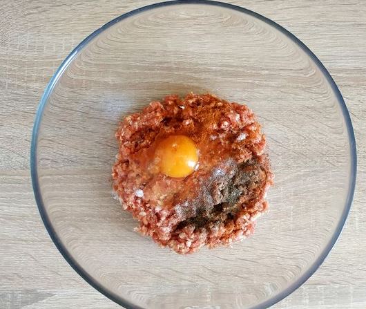 Meat “Muffins” with Quail Eggs and Cheese, Wrapped in Bacon step 3