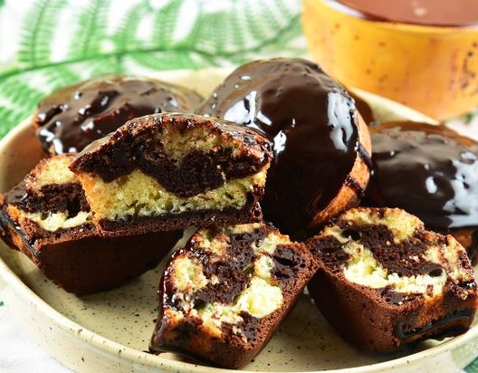 Muffins “Zebra” with Chocolate Glaze