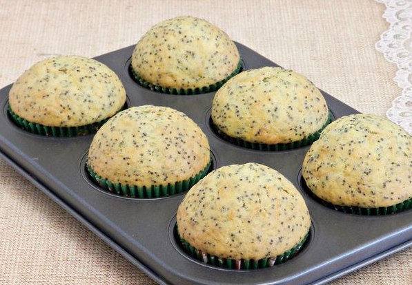 Pumpkin Muffins with Poppy Seeds and Lemon Icing step 3
