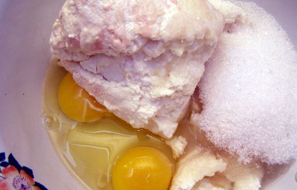 Muffins with Cottage Cheese and Currants step 1