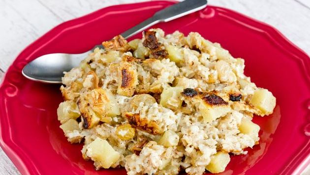 Oatmeal Casserole with Apple and Raisins