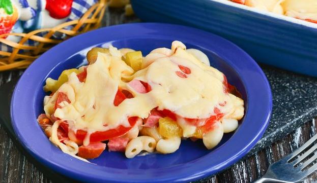 Pasta Baked with Sausage, Tomatoes and Cheese
