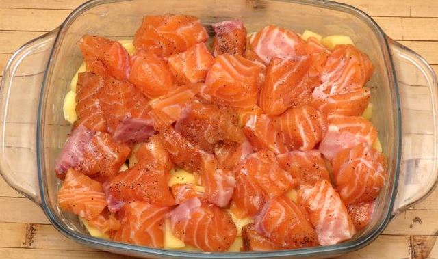 Potato Casserole with Salmon and Cheese-Cream Sauce step 4