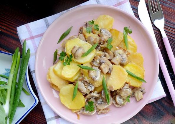 Potatoes Baked with Mushrooms in Sour Cream Sauce (in Pots)