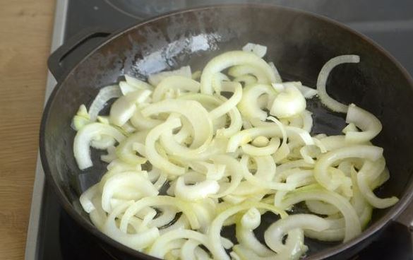 Potatoes Baked with Mushrooms in Sour Cream Sauce (in Pots) step 2