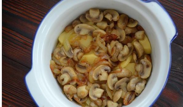 Potatoes Baked with Mushrooms in Sour Cream Sauce (in Pots) step 5