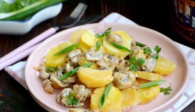 Potatoes Baked with Mushrooms in Sour Cream Sauce (in Pots) step 10