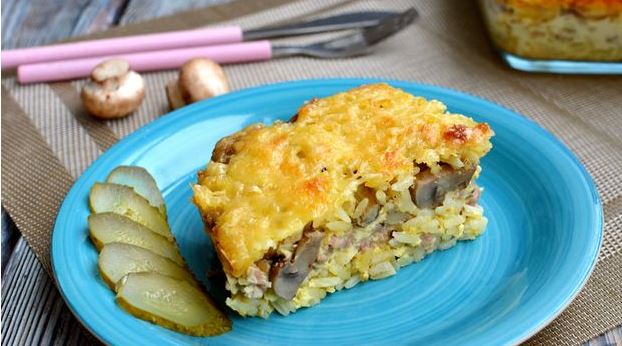 Rice Casserole with Minced Meat, Mushrooms and Cream