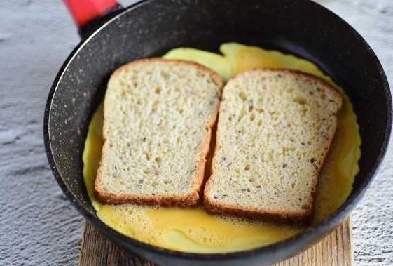 Egg, Cheese and Tomato Sandwich step 5