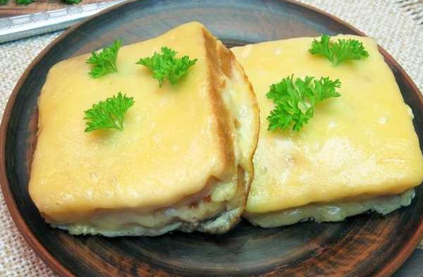 Sandwich in a Cheese “Coat”, With Ham (In a Pan)