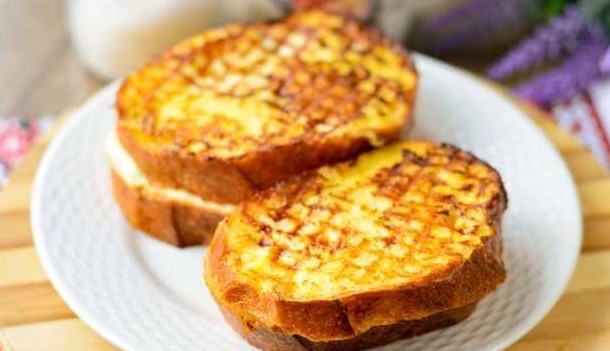 Sandwiches With Cottage Cheese and Raisins (In a Pan)