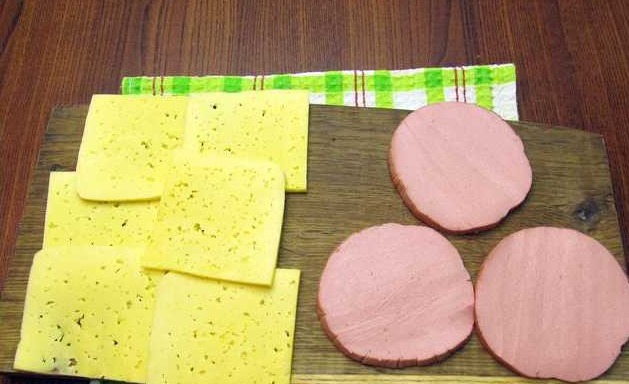 Sandwiches with Cheese and Sausage step 1