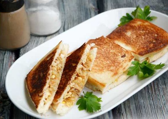 Sandwiches with Cabbage, Boiled Egg and Cheese