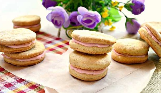 Sandwich Cookies with Curd Filling