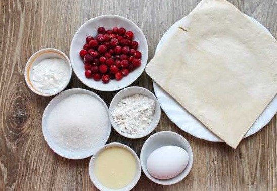 Puff Pastry Rolls with Cranberries step 1