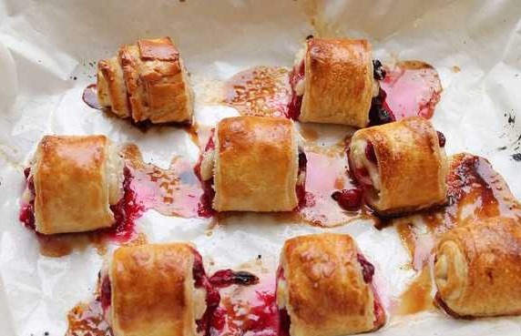Puff Pastry Rolls with Cranberries step 9