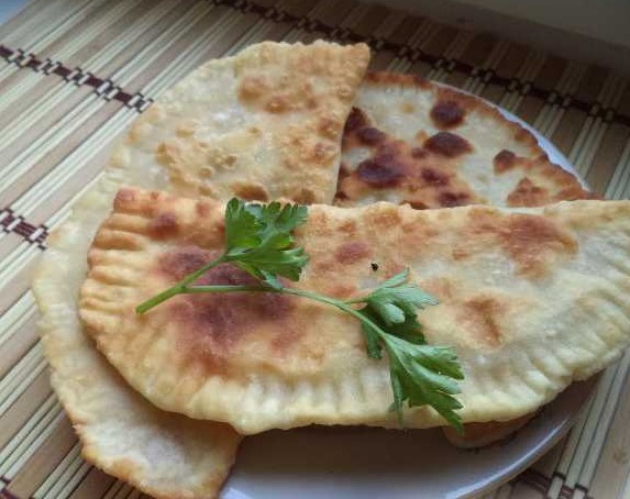 Manzari (Pies with Cottage Cheese and Herbs)