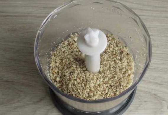 For the filling, you need to chop the nuts, for example, using a blender or a meat grinder