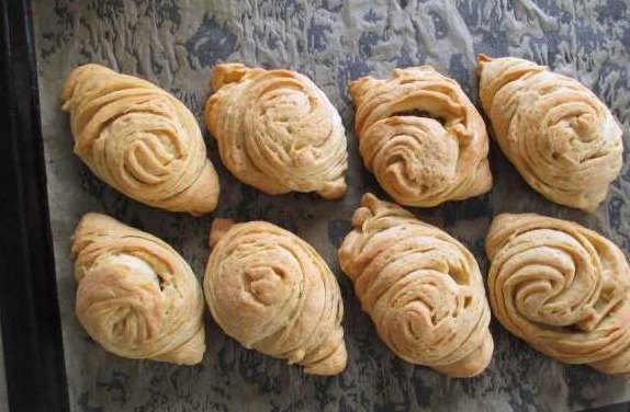 Bake badambura in the oven at 170-175 degrees for about 15 minutes
