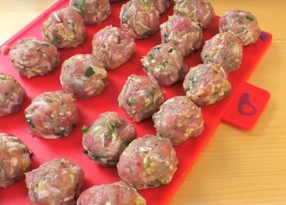 Jellied Kefir Pie with Meatballs step 3