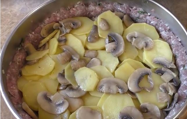 Snack Cake with Meat, Mushrooms and Potatoes step 7