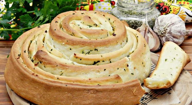 Spiral Bread with Garlic and Herbs