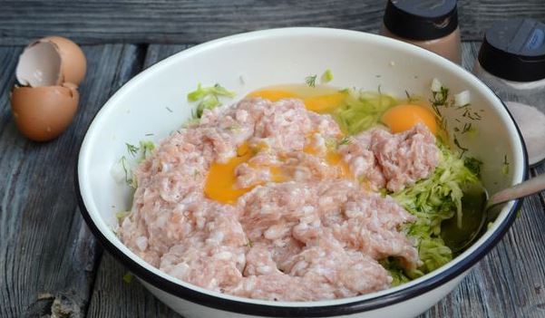 Zucchini Casserole with Minced Chicken and Bell Pepper step 5
