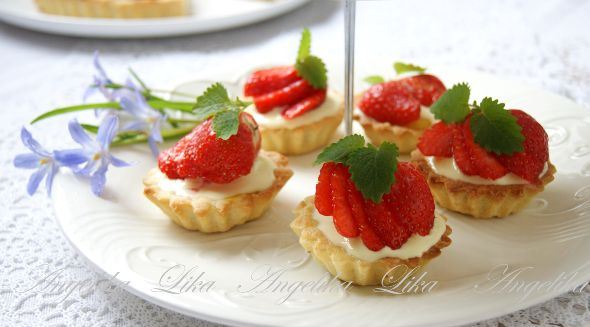 Tartlets with Strawberries and Vanilla Cream