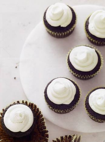 Chocolate Muffins with Meringue Cream