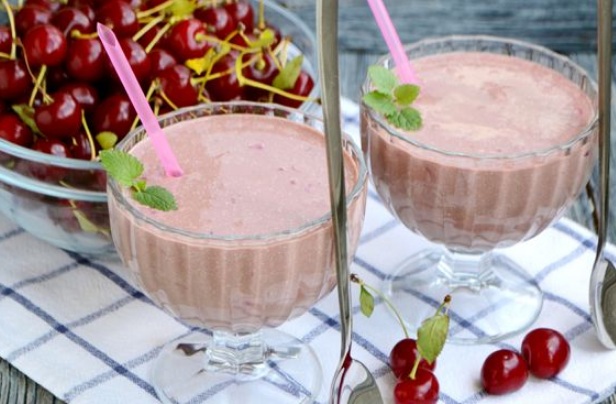 Curd Smoothie with Cherry and Cocoa