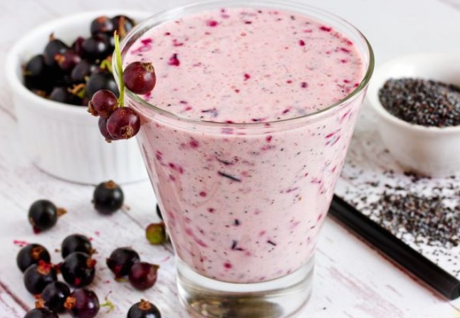 Smoothie with Ryazhenka, Black Currant and Poppy
