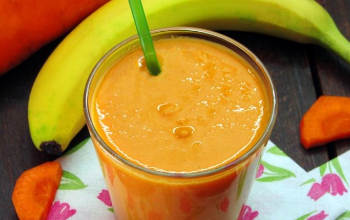 Carrot-Banana Smoothie with Kefir and Apple Juice