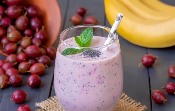 Gooseberry Smoothie with Banana and Poppy Seeds