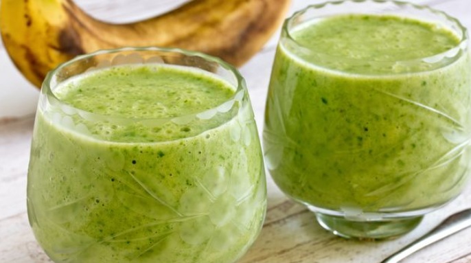 Spinach-Banana Smoothie with Kefir and Honey