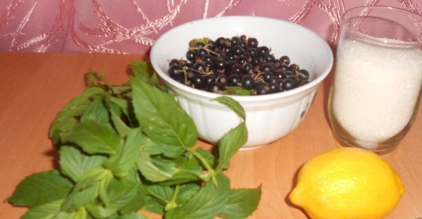 Blackcurrant and Mint Lemonade step 1