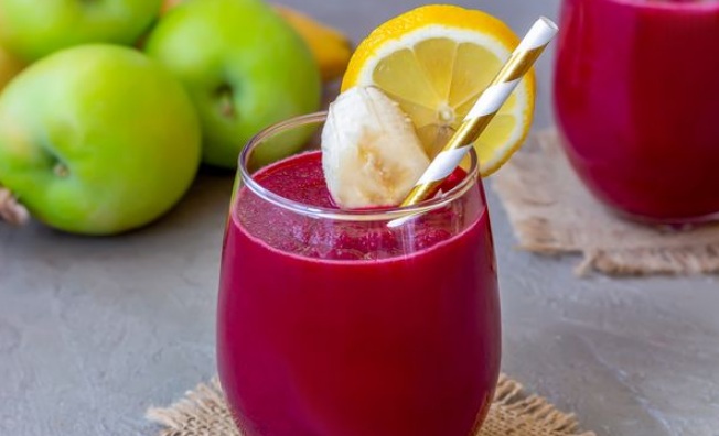 Beetroot Smoothie with Raspberries, Orange and Apples