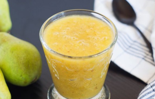 Smoothie with Pear, Orange and Green Tea