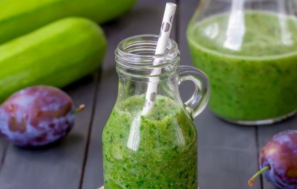 Smoothie with Zucchini, Plums and Herbs